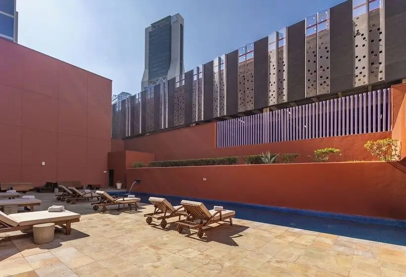 ホテル Barceló Monterrey Valle