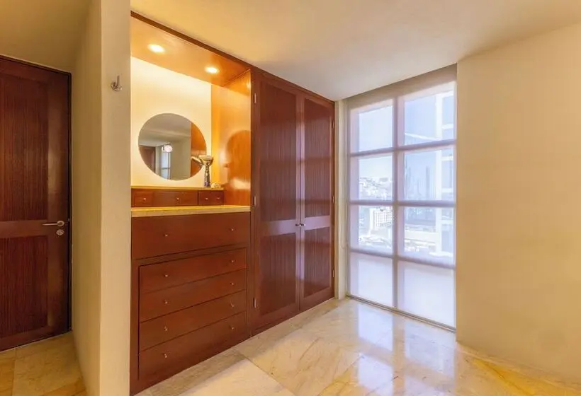 ホテル Barceló Monterrey Valle