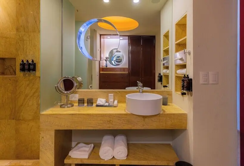 ホテル Barceló Monterrey Valle