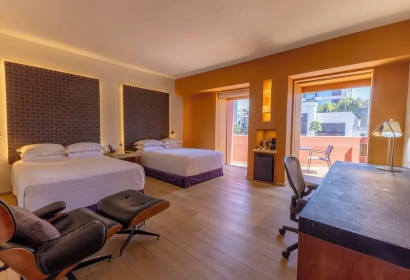 ホテル Barceló Monterrey Valle