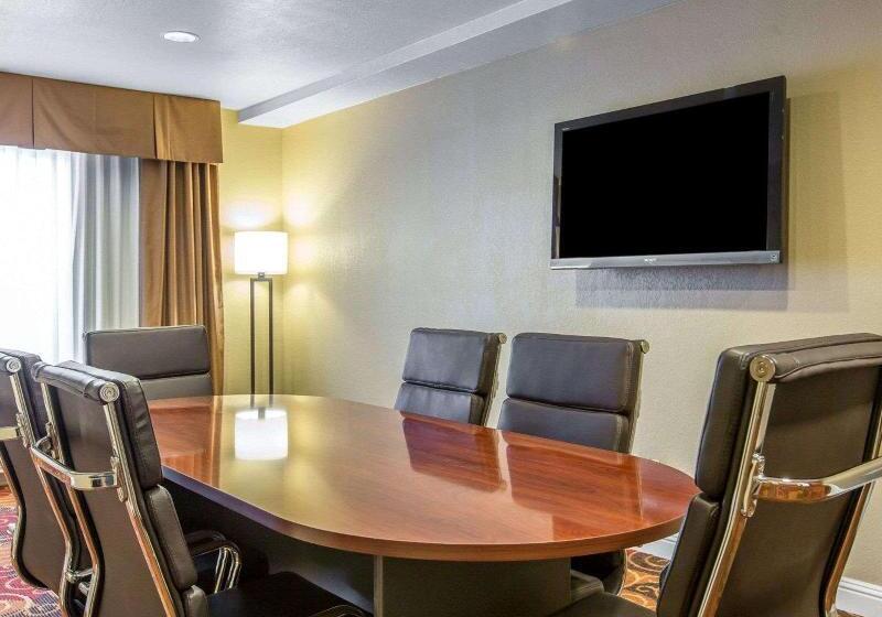 בית מלון כפרי Comfort Inn & Suites Ventura Beach