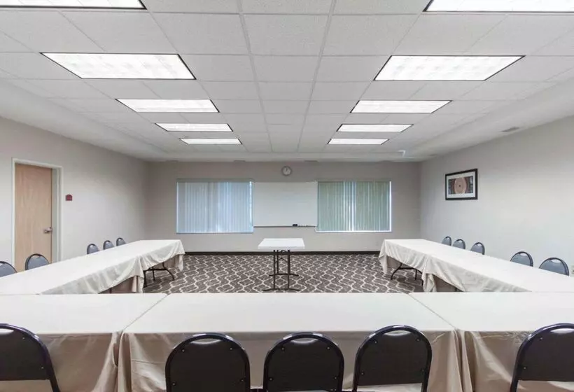 酒店 Comfort Suites Airport