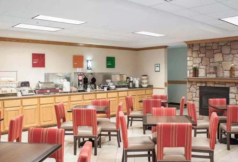 酒店 Comfort Suites Airport