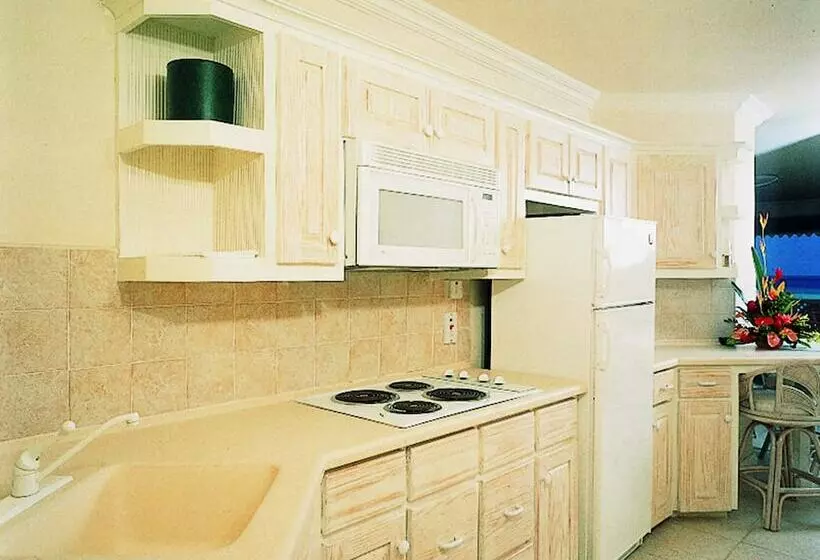 هتل Coral Sands Beach Resort