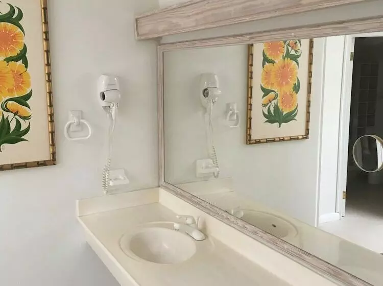 هتل Coral Sands Beach Resort