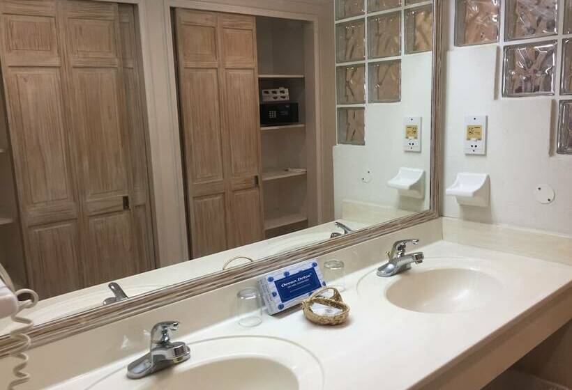 هتل Coral Sands Beach Resort