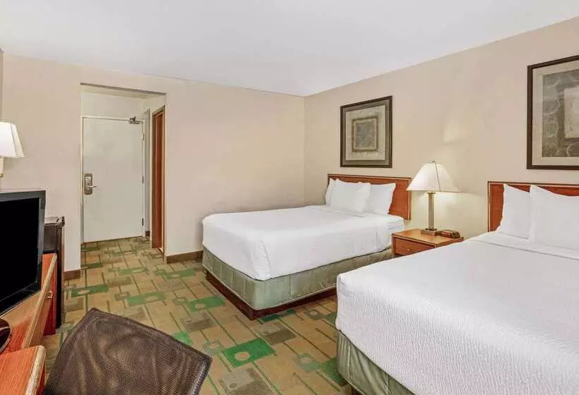 هتل La Quinta By Wyndham Des Moines West Clive