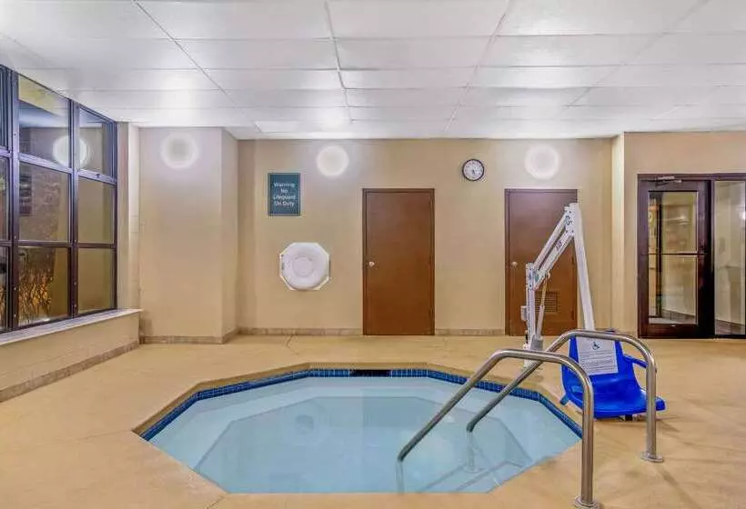 هتل La Quinta By Wyndham Des Moines West Clive