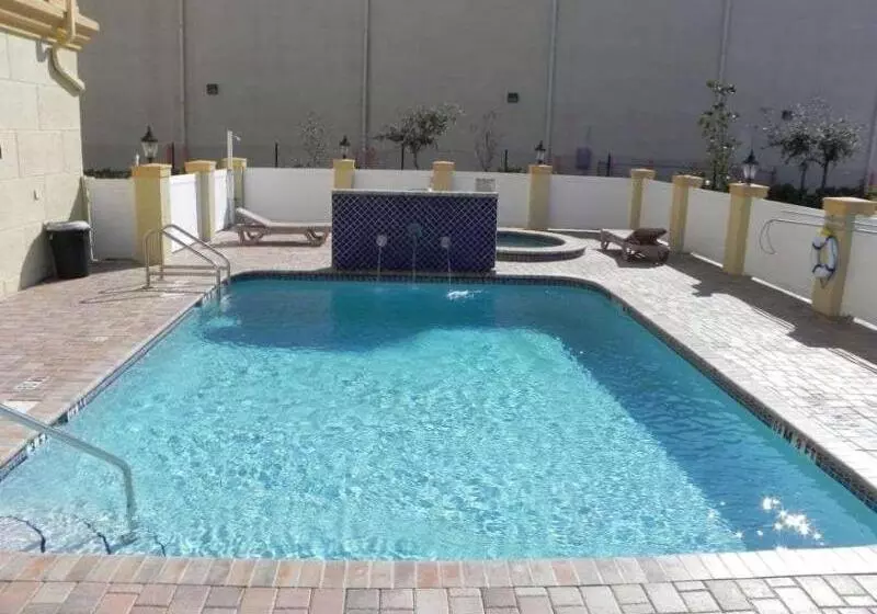 هتل La Quinta By Wyndham Tampa Central