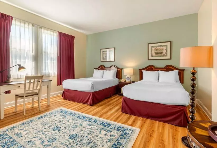 هتل The Carriage House Inn Newport