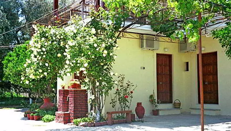 هتل Aris Studios & Apartments