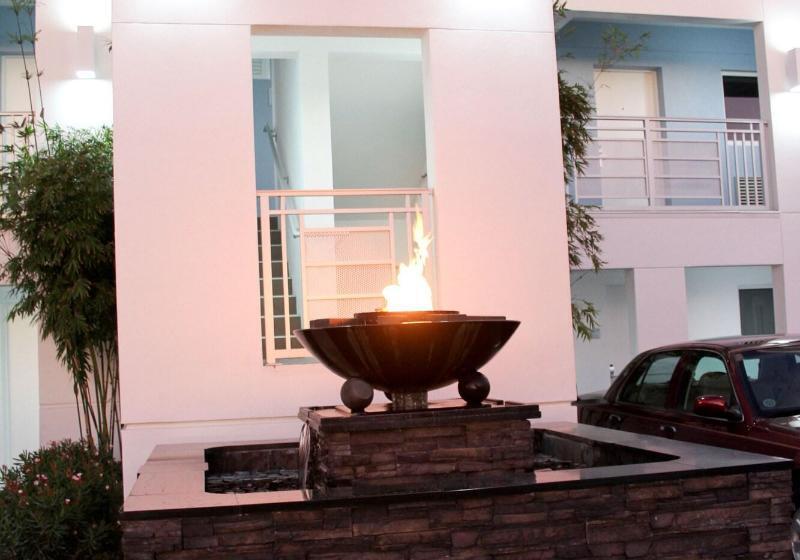 Отель La Breeze Inn & Suites