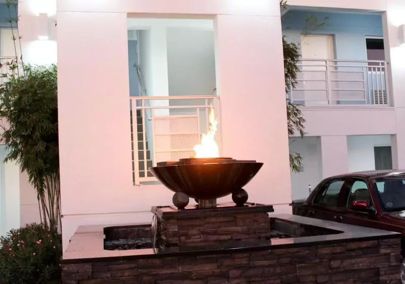 호텔 La Breeze Inn & Suites