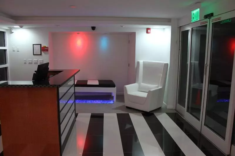 호텔 La Breeze Inn & Suites