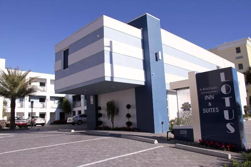 호텔 La Breeze Inn & Suites