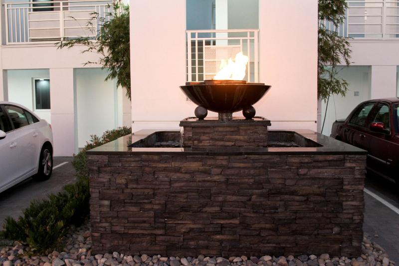 Отель La Breeze Inn & Suites