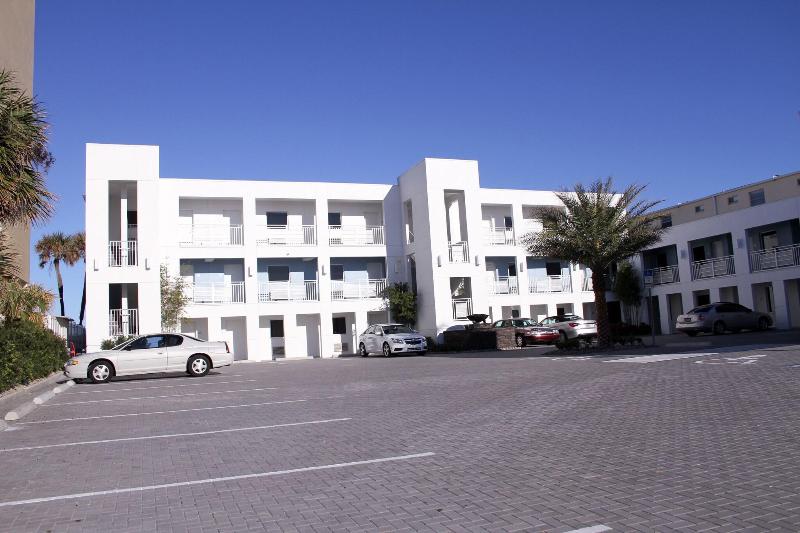 Отель La Breeze Inn & Suites