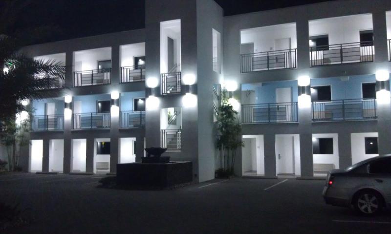 Отель La Breeze Inn & Suites