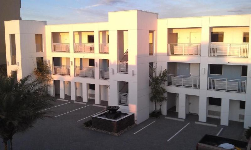 Отель La Breeze Inn & Suites