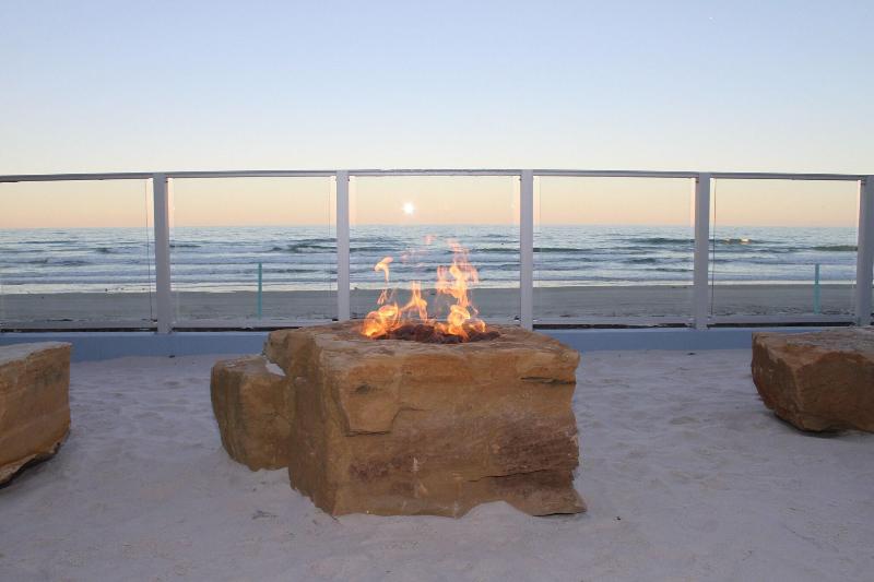 Отель La Breeze Inn & Suites