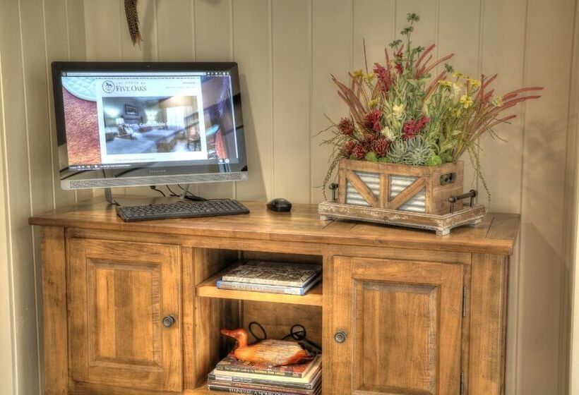 فندق Lodge At Five Oaks Pigeon Forge   Sevierville