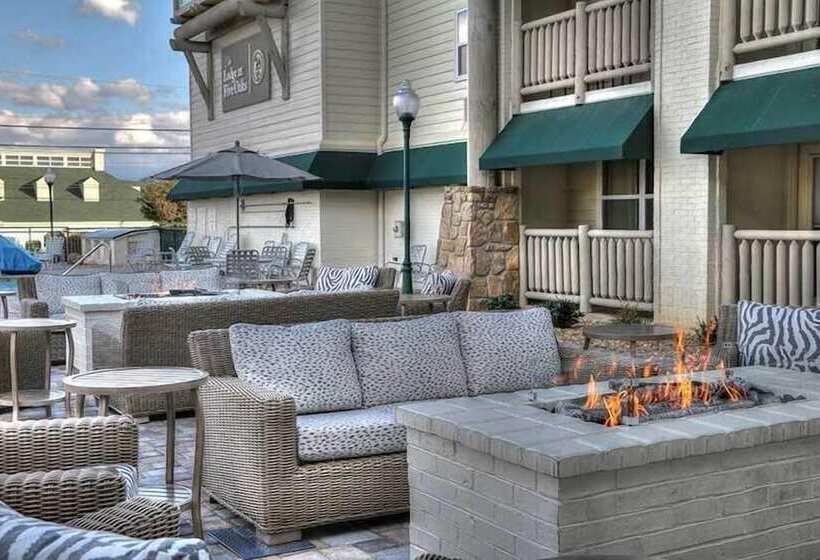 فندق Lodge At Five Oaks Pigeon Forge   Sevierville