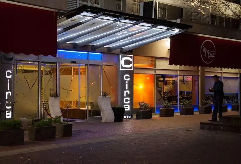 בית מלון כפרי Circa On The Square