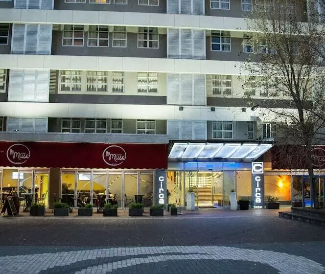 בית מלון כפרי Circa On The Square