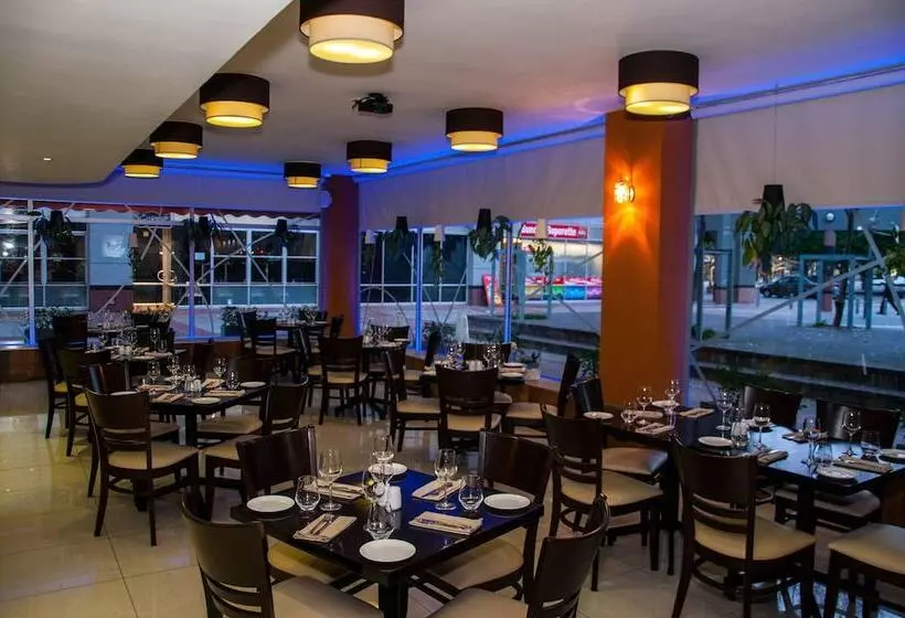 בית מלון כפרי Circa On The Square