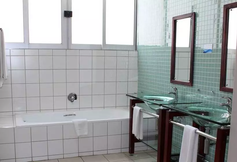 בית מלון כפרי Circa On The Square