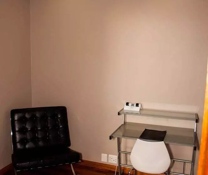 בית מלון כפרי Circa On The Square