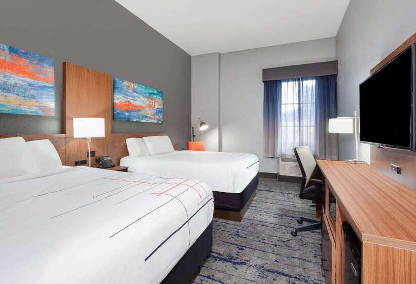 호텔 La Quinta Inn & Suites By Wyndham St. Petersburg Northeast