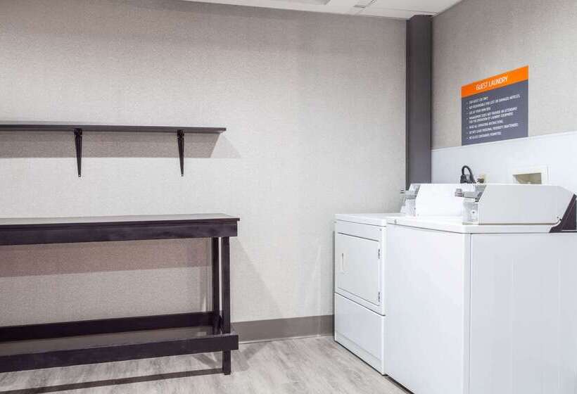 호텔 La Quinta Inn & Suites By Wyndham St. Petersburg Northeast