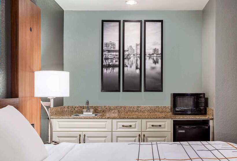 호텔 La Quinta Inn & Suites By Wyndham St. Petersburg Northeast