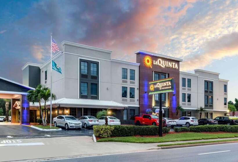 호텔 La Quinta Inn & Suites By Wyndham St. Petersburg Northeast