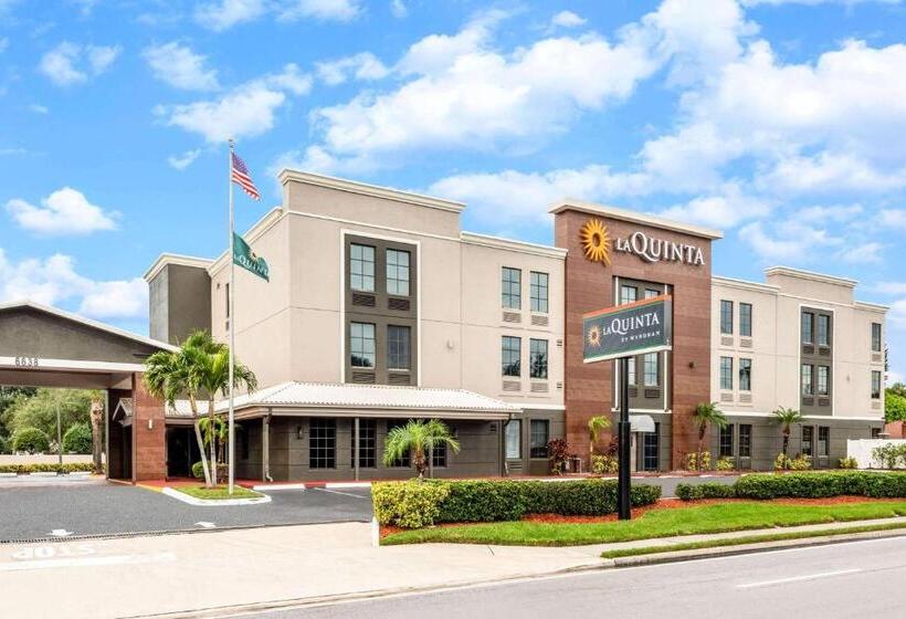 호텔 La Quinta Inn & Suites By Wyndham St. Petersburg Northeast