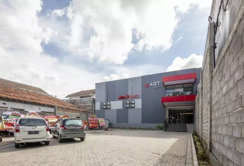 Hotelli Reddoorz Plus Near Ronggowarsito Museum Semarang