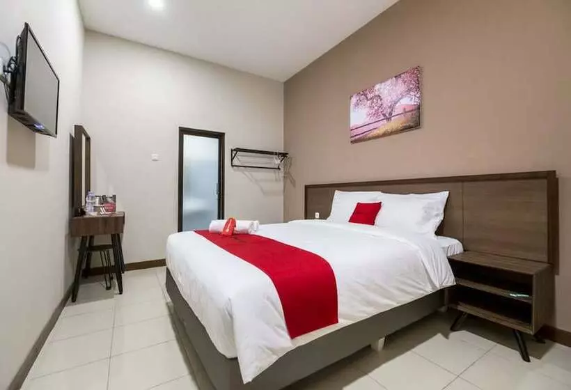 Hotelli Reddoorz Plus Near Ronggowarsito Museum Semarang