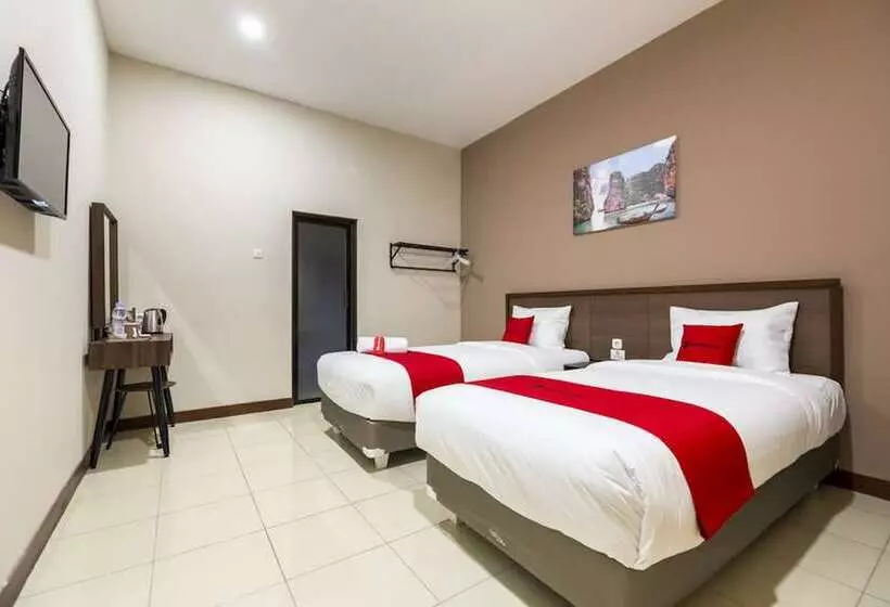 Hotelli Reddoorz Plus Near Ronggowarsito Museum Semarang