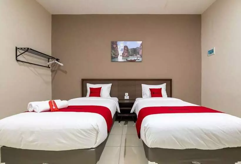 Hotelli Reddoorz Plus Near Ronggowarsito Museum Semarang
