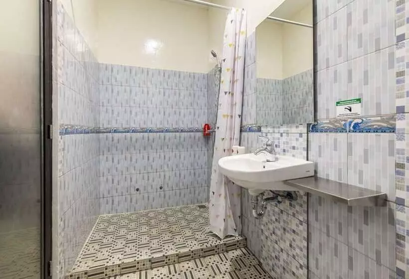 Hotelli Reddoorz Plus Near Ronggowarsito Museum Semarang