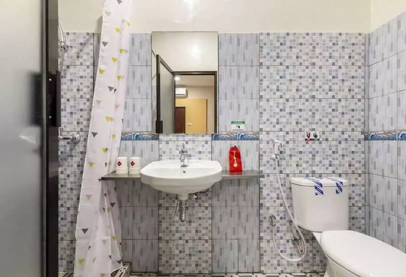 Hotelli Reddoorz Plus Near Ronggowarsito Museum Semarang