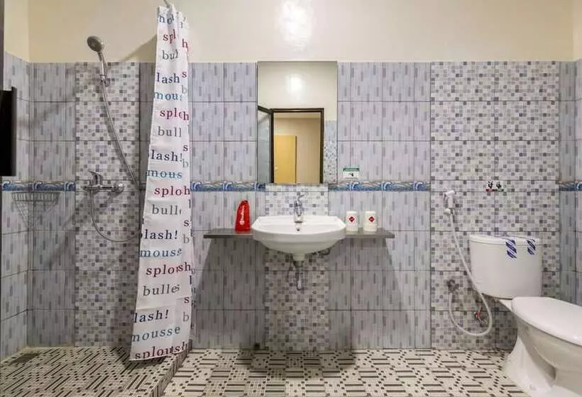 Hotelli Reddoorz Plus Near Ronggowarsito Museum Semarang