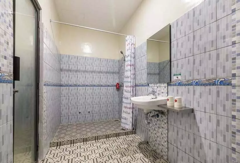 Hotelli Reddoorz Plus Near Ronggowarsito Museum Semarang