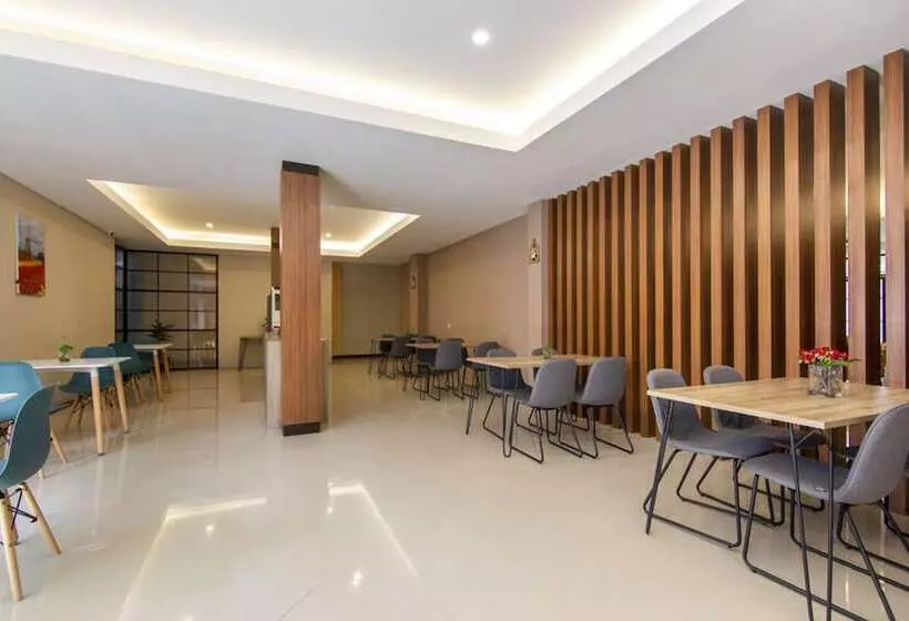 Hotelli Reddoorz Plus Near Ronggowarsito Museum Semarang