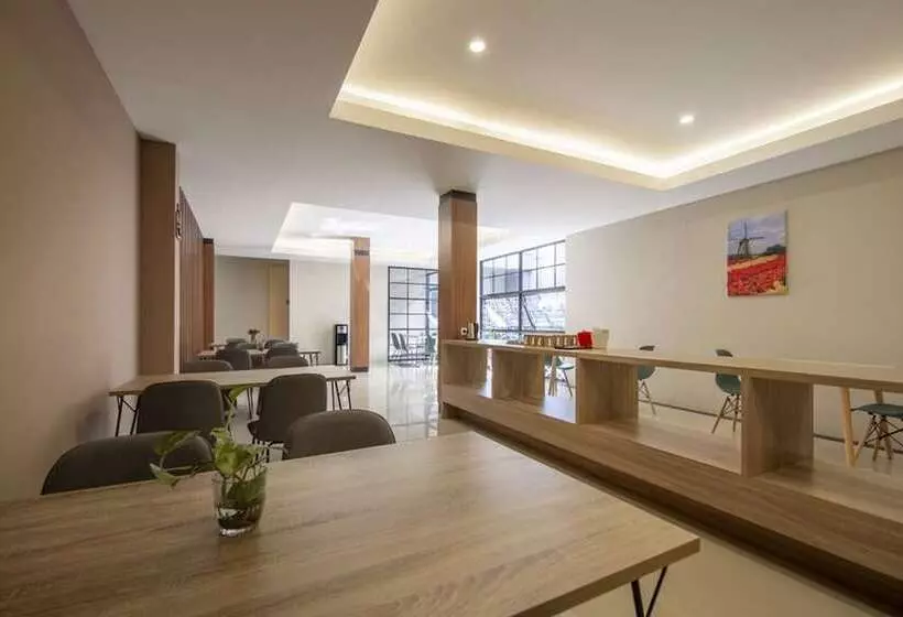 Hotelli Reddoorz Plus Near Ronggowarsito Museum Semarang