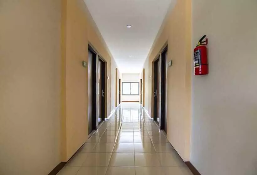 Hotelli Reddoorz Plus Near Ronggowarsito Museum Semarang