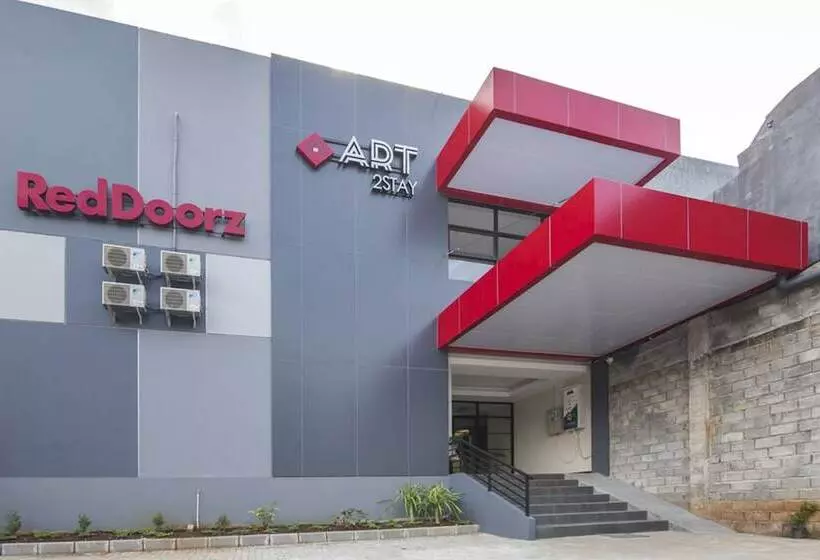 Hotelli Reddoorz Plus Near Ronggowarsito Museum Semarang