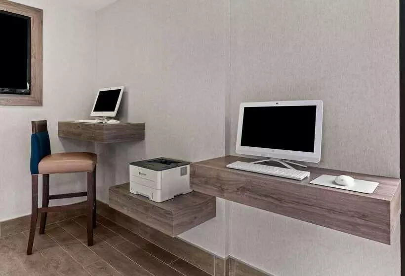 酒店 Comfort Inn & Suites Beaverton   Portland West