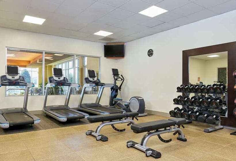 فندق Embassy Suites By Hilton Hampton Convention Center